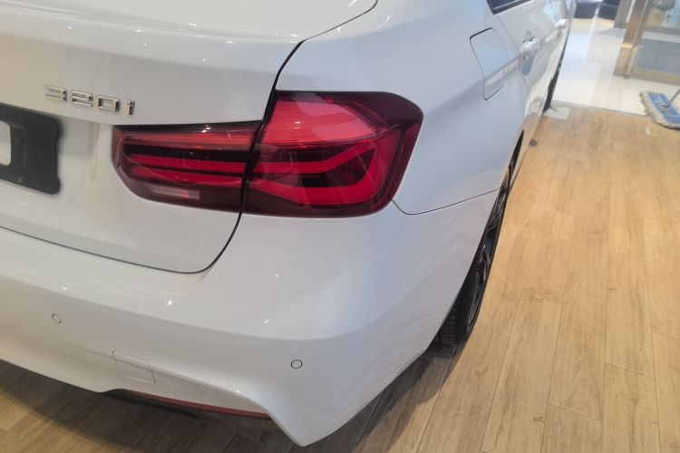 宝马3系 2019款 320i M运动曜夜版车身外观6006