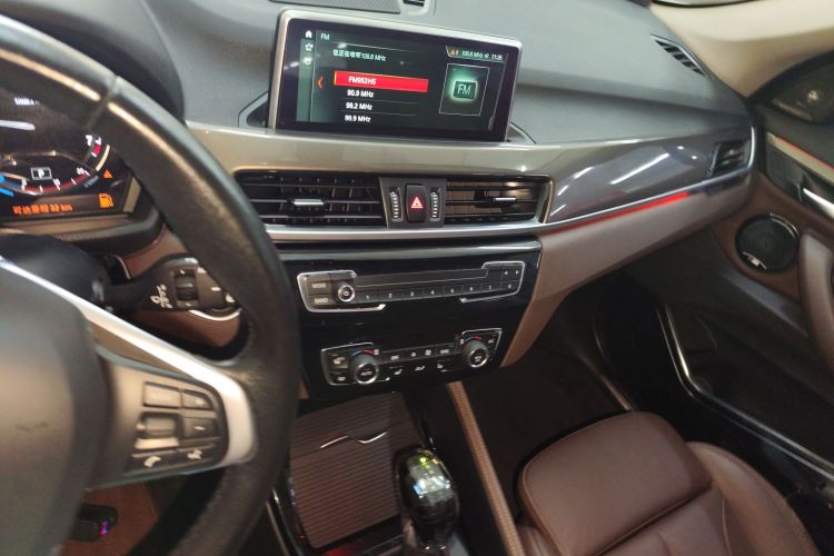 宝马X1 2019款 xDrive20Li 尊享型中控内饰16