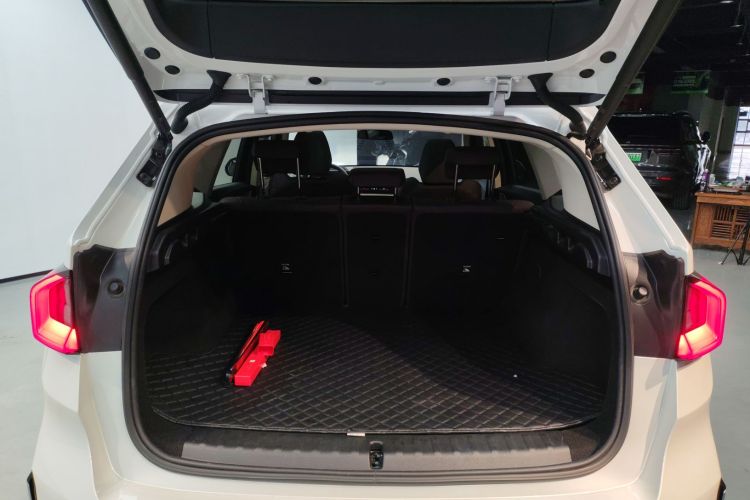 宝马iX1 2023款 xDrive30L X设计套装机舱底盘23