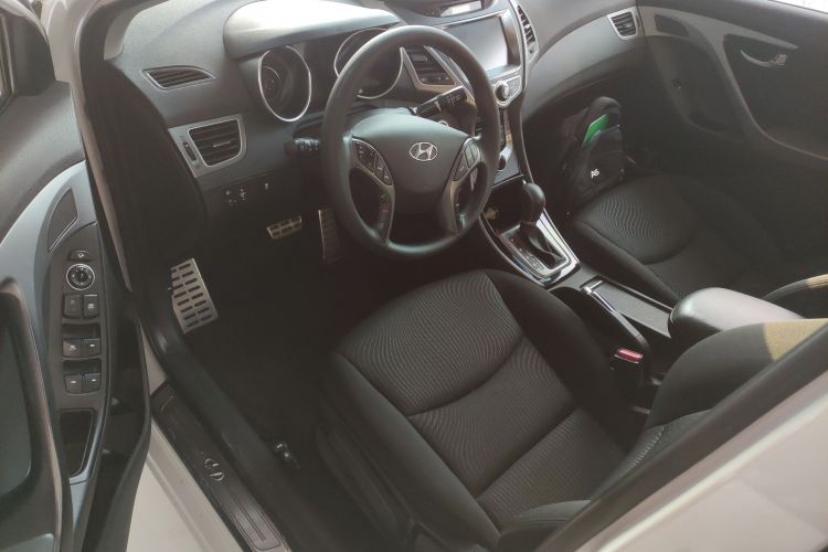 现代 朗动 2016款 1.6L 自动尊贵型中控内饰19