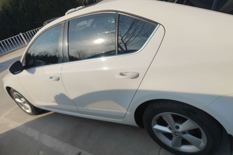 斯柯达 明锐 2015款 1.6L 手动逸俊版车身外观4