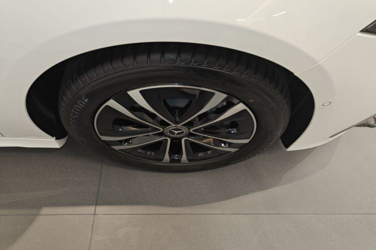 奔驰A级 2023款 A 200 L 动感型车身外观10