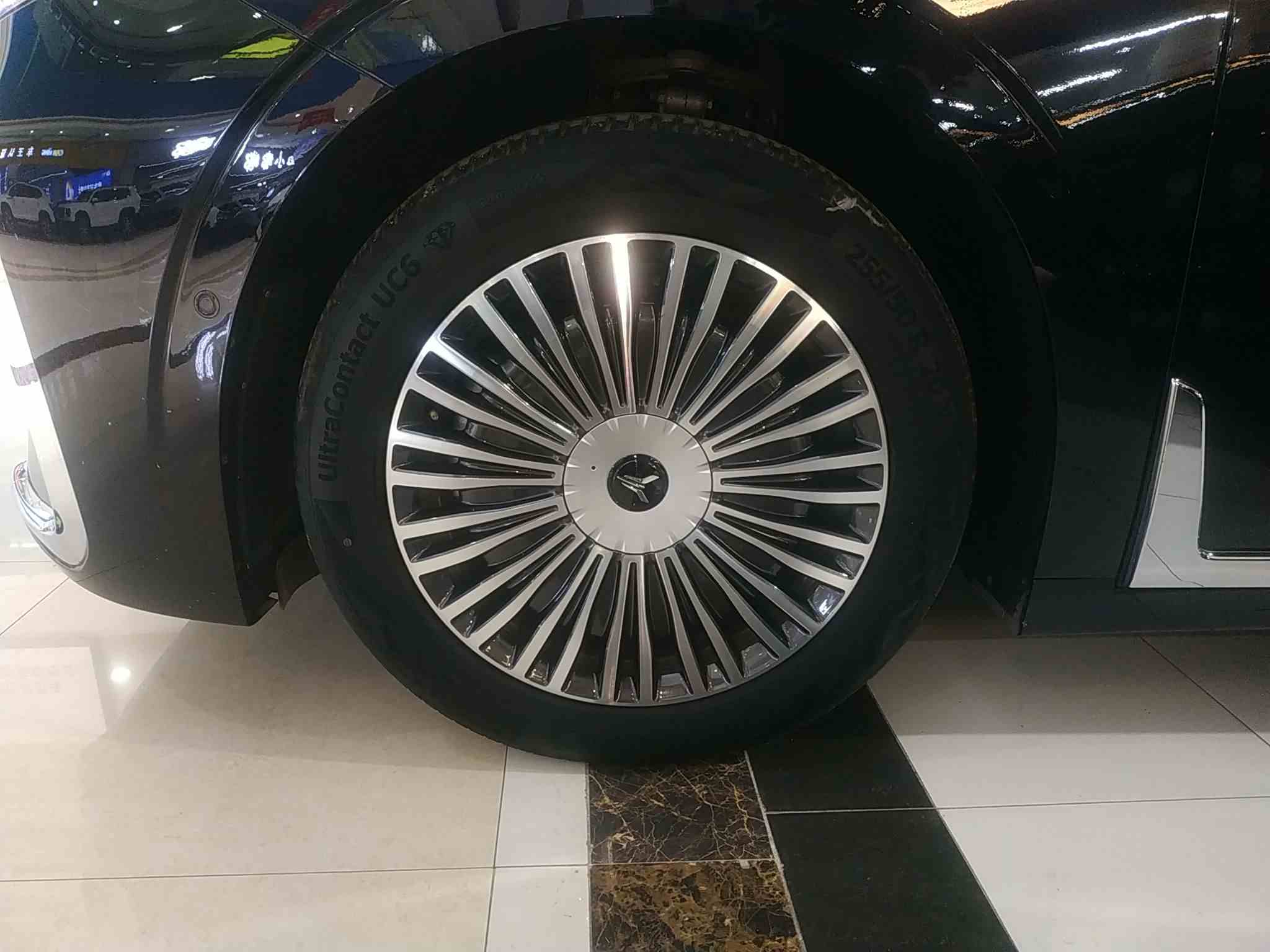 岚图汽车 岚图梦想家 2025款 PHEV 四驱尊贵鲲鹏版(2)