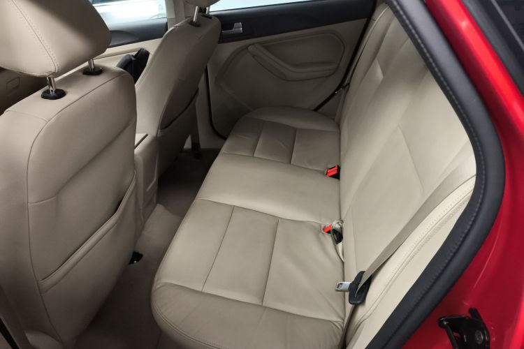 福特 福克斯 2013款 两厢经典 1.8L 手动时尚型中控内饰21