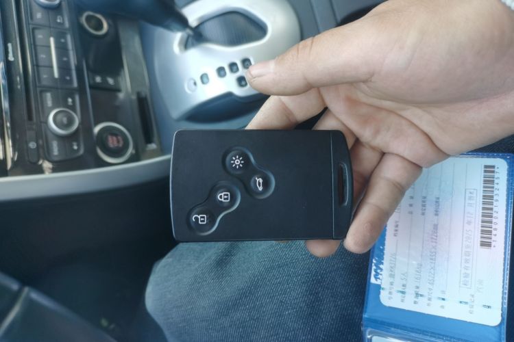 雷诺 科雷傲(进口) 2014款 改款 2.0L 两驱时尚版中控内饰7001