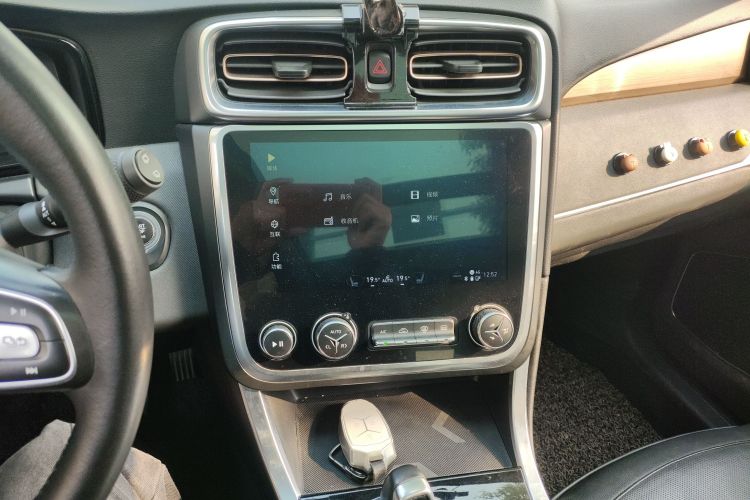 领克01 2017款 2.0T 两驱型Pro版中控内饰16