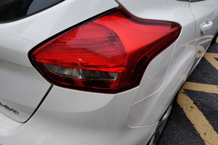 福特 福克斯 2015款 两厢 1.6L 自动舒适型车身外观9