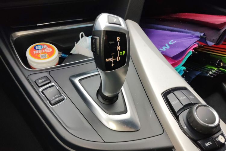 宝马3系 2014款 320i 时尚型中控内饰18