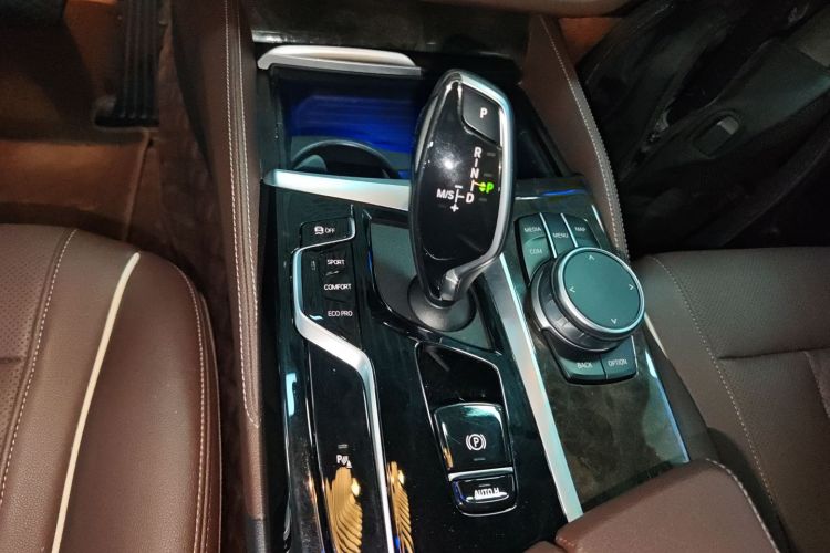 宝马5系 2022款 525Li 豪华套装中控内饰18