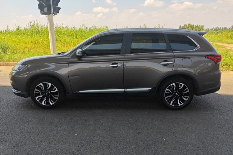 三菱 欧蓝德 2020款 2.4L 四驱致享版 7座车身外观6003