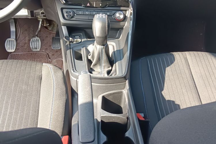 标致308 2016款 1.6L 手动时尚版中控内饰18