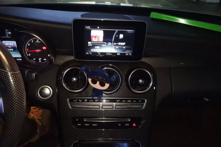 奔驰C级 2017款 改款 C 200 运动版中控内饰16