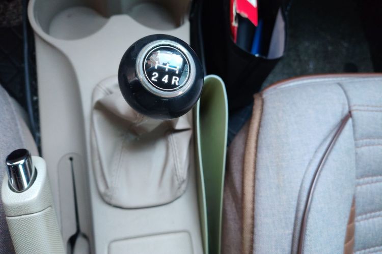 起亚 狮跑 2013款 2.0L 手动两驱版GL中控内饰18