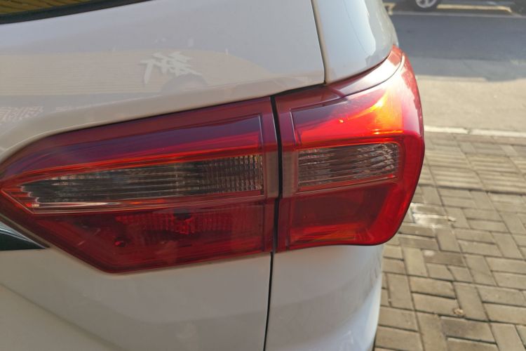 北汽幻速S3 2016款 S3L 1.5L 手动尊享型车身外观9