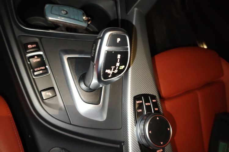 宝马3系 2019款 320i M运动曜夜版局部细节18