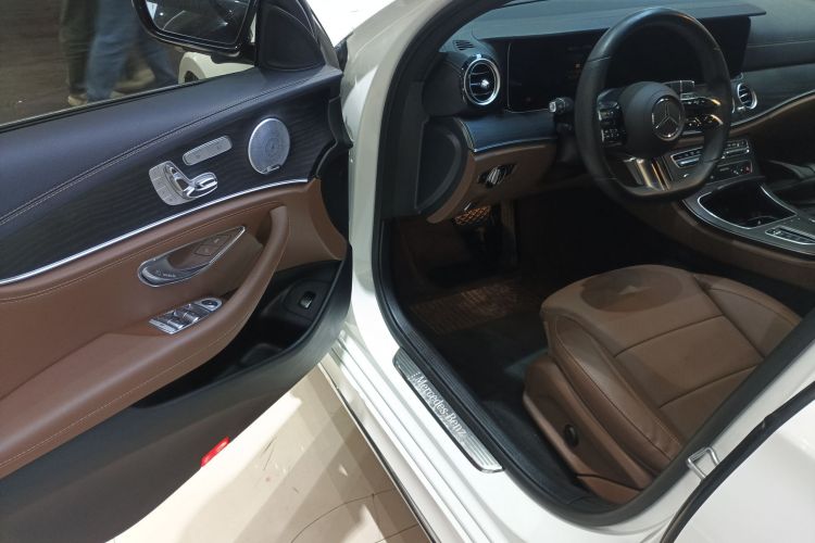 奔驰E级 2021款 E 300 L 运动豪华型中控内饰20