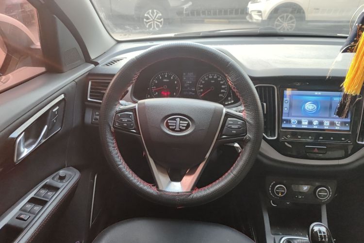 一汽 森雅R7 2017款 1.6L 手动豪华型中控内饰13