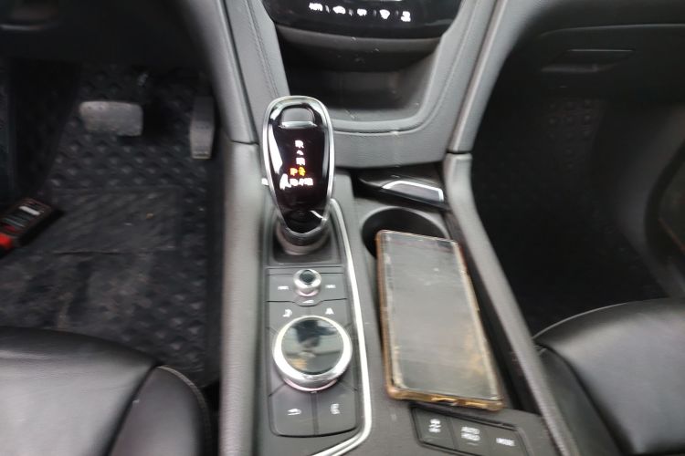 凯迪拉克XT5 2020款 28T 豪华型中控内饰18