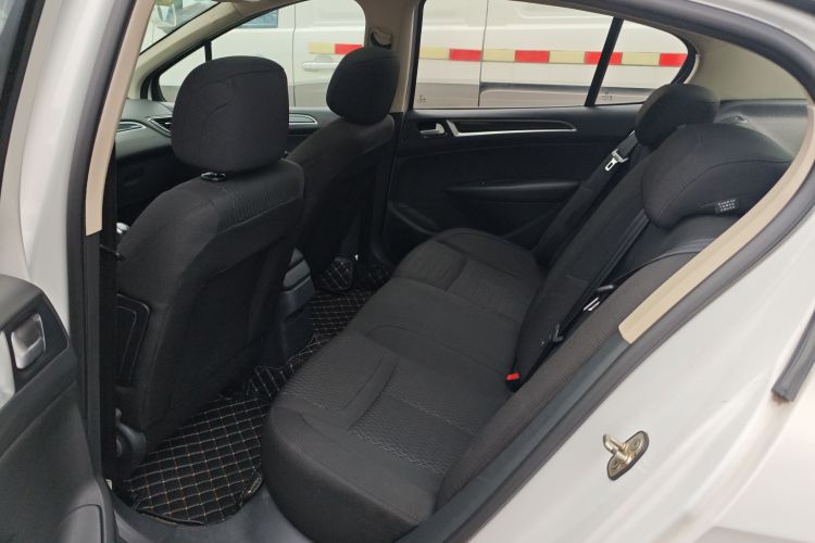 标致308 2014款 乐享版 经典 1.6L 手动优尚型中控内饰21