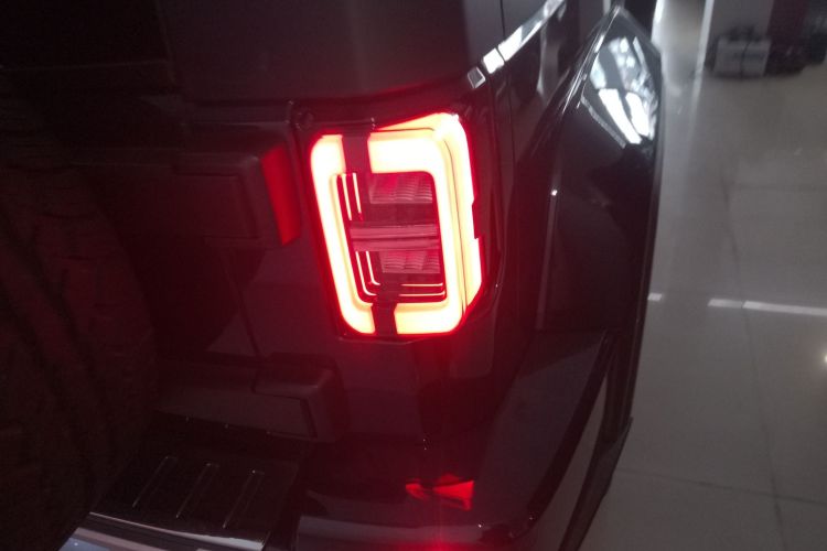 北京BJ40 2023款 2.0T 自动四驱城市猎人版侠客型车身外观6006