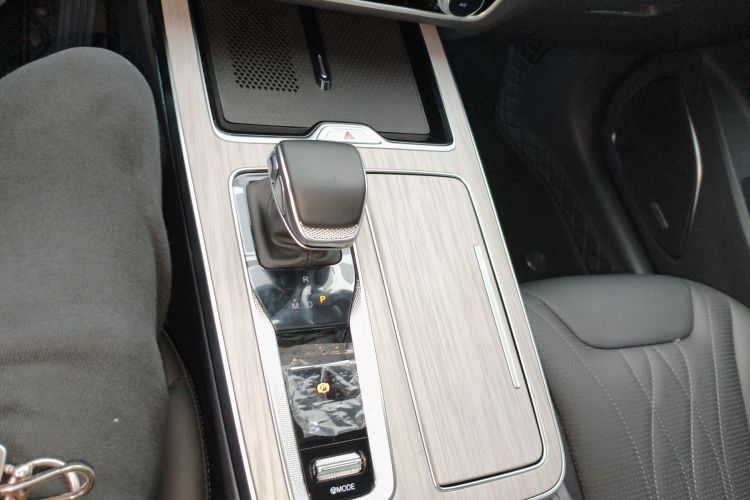 红旗HS5 2025款 2.0T 两驱旗享Pro版中控内饰18