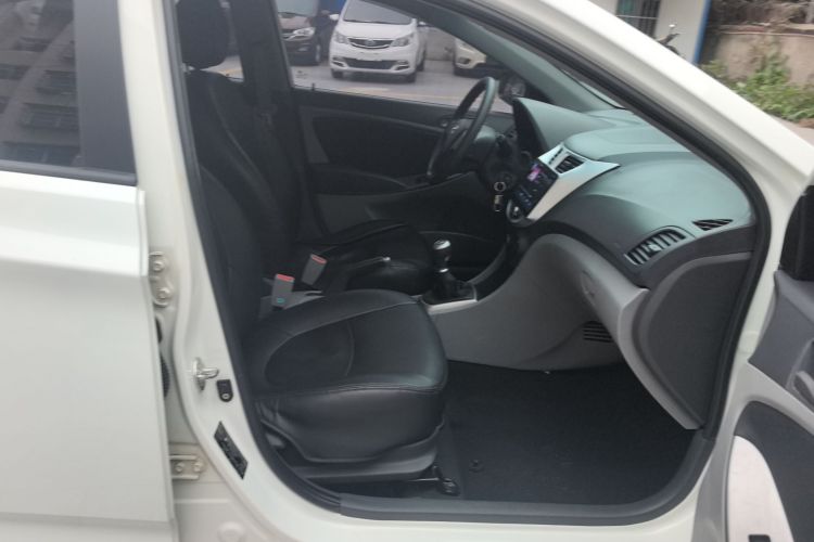 现代 瑞纳 2016款 1.4L 手动智能型GLS局部细节41