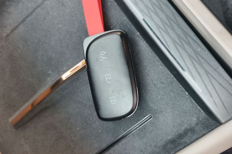 领克Z10 2025款 95kWh 702km四驱Halo中控内饰7001