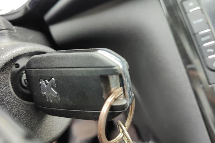 标致3008 2013款 2.0L 自动潮流版中控内饰11