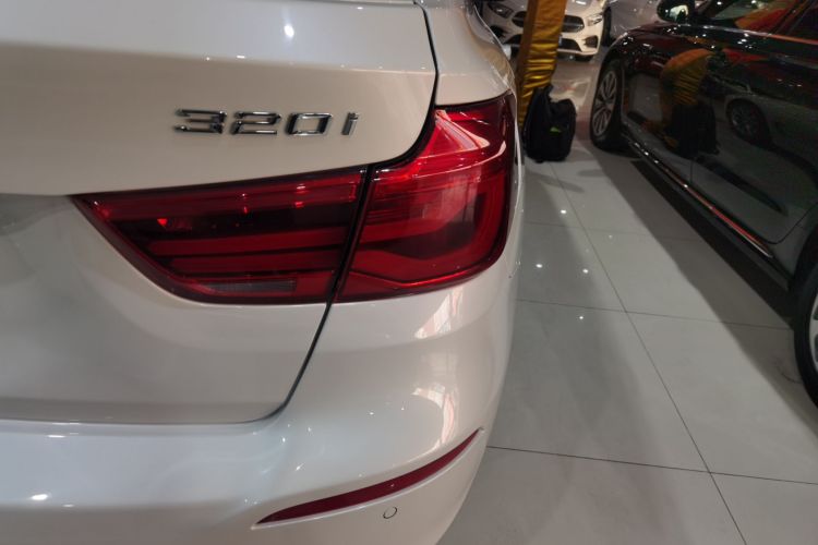 宝马3系GT 2017款 320i 时尚型车身外观9