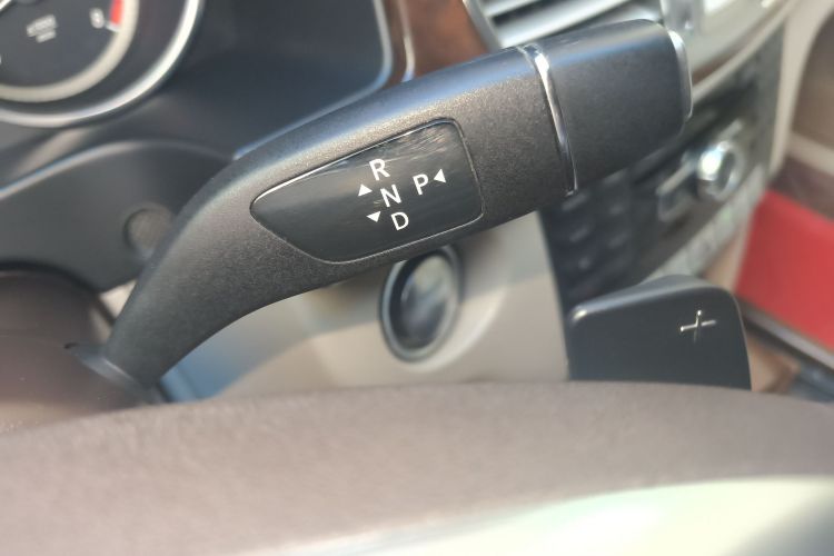 奔驰E级 2015款 E 200 L中控内饰18