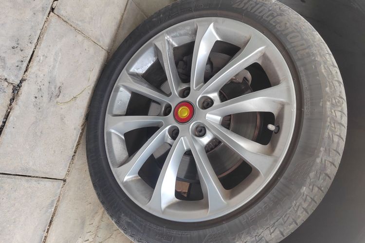 红旗H7 2013款 3.0L 尊贵型车身外观10