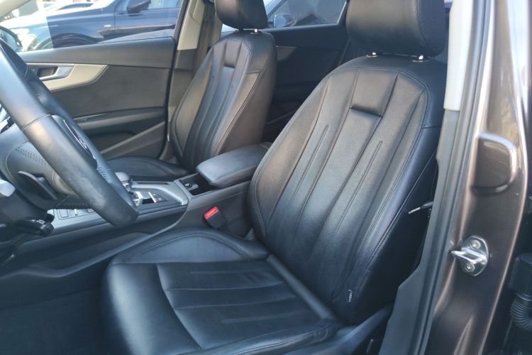 奥迪A4L 2018款 30周年年型 40 TFSI 进取型中控内饰19