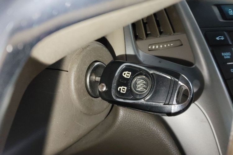 别克 英朗 2013款 GT 1.6L 自动时尚版中控内饰11