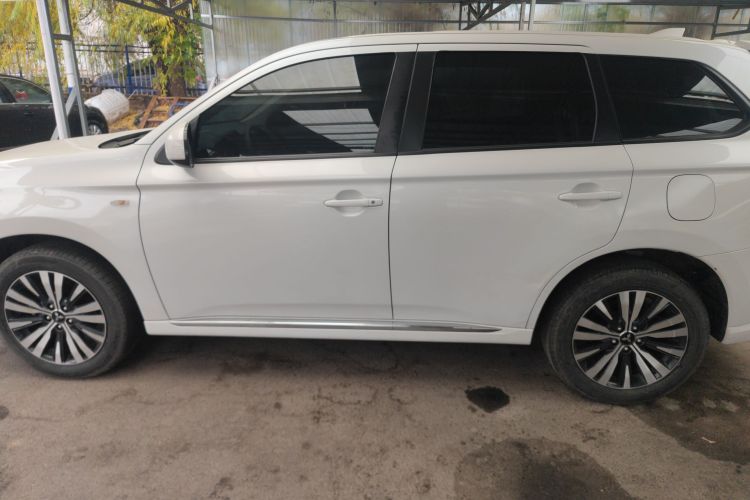 三菱 欧蓝德 2021款 改款 2.0L 两驱畅行版 5座车身外观6003