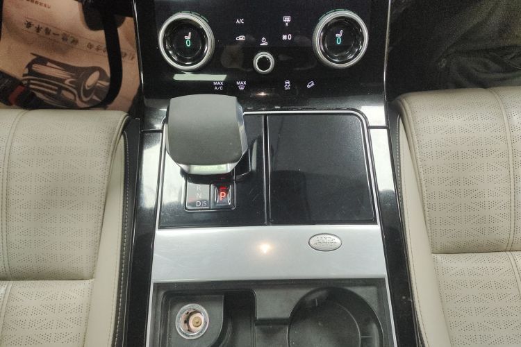 路虎 揽胜星脉 2022款 250PS 熠金珍藏版中控内饰18