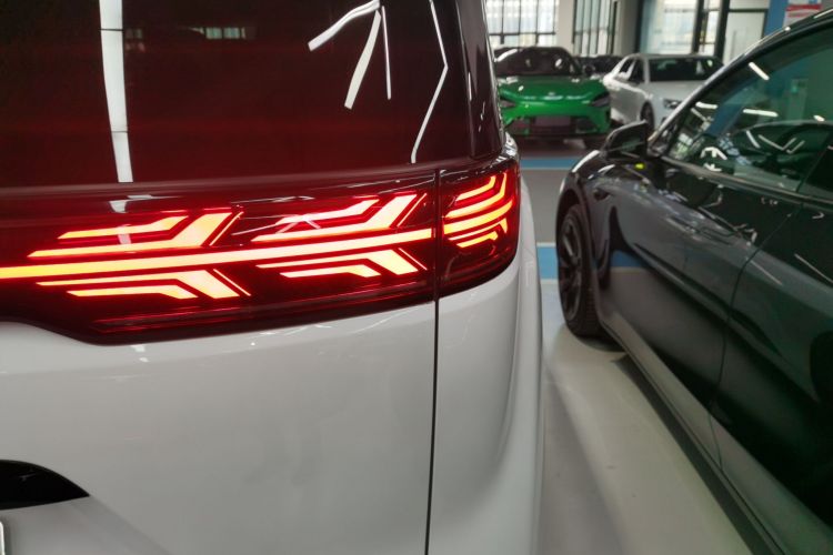 腾势D9 2022款 DM-i 970 四驱尊荣型车身外观9