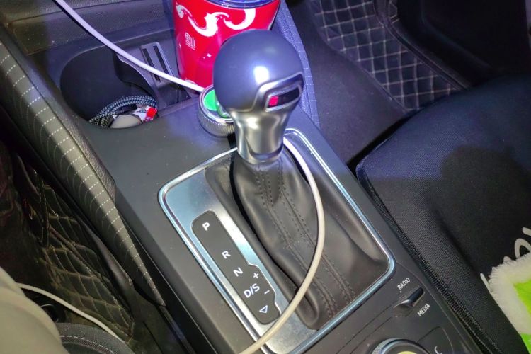 奥迪Q2L 2018款 35 TFSI 上市专享版 国VI中控内饰18