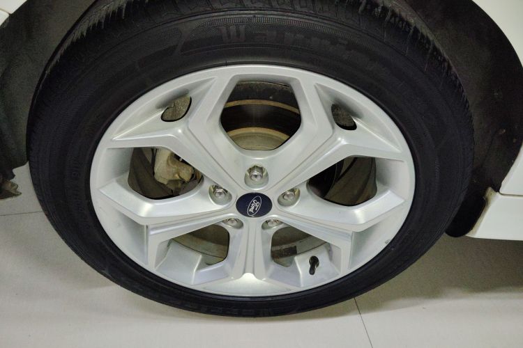 福特 福克斯 2012款 两厢 2.0L 自动豪华运动型车身外观6008