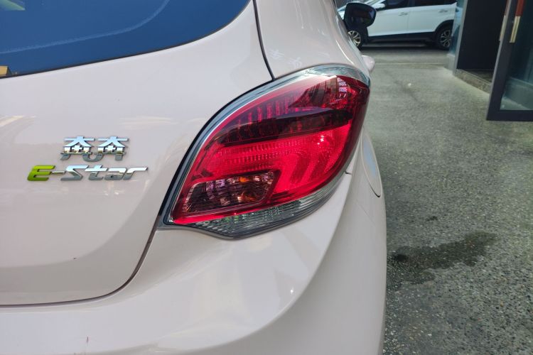 长安欧尚 奔奔E-Star 2021款 国民版 多彩款 磷酸铁锂（31.86kWh）车身外观9