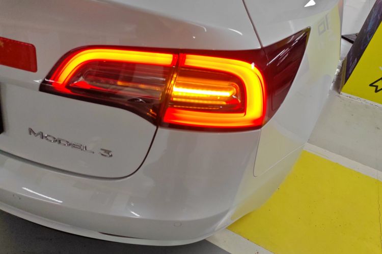 特斯拉 Model 3 2022款 后轮驱动版车身外观9