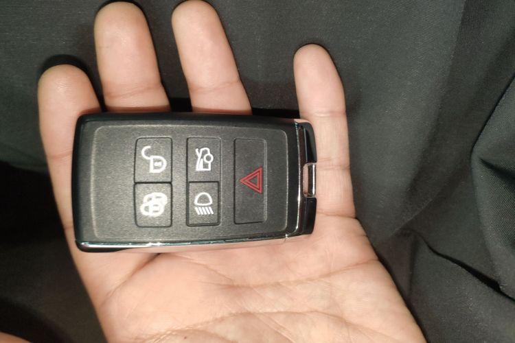 捷豹XEL 2024款 2.0T 250PS R-DYNAMIC S耀黑运动版中控内饰11