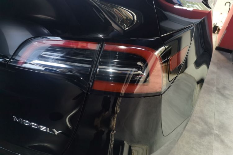 特斯拉 Model Y 2021款 标准续航后驱版车身外观9