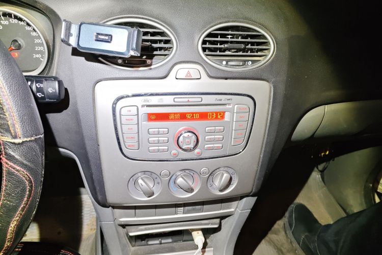 福特 福克斯 2013款 两厢经典 1.8L 手动基本型中控内饰16