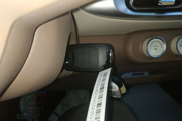 五菱汽车 宏光MINIEV 2025款 四门版 进阶款中控内饰7001