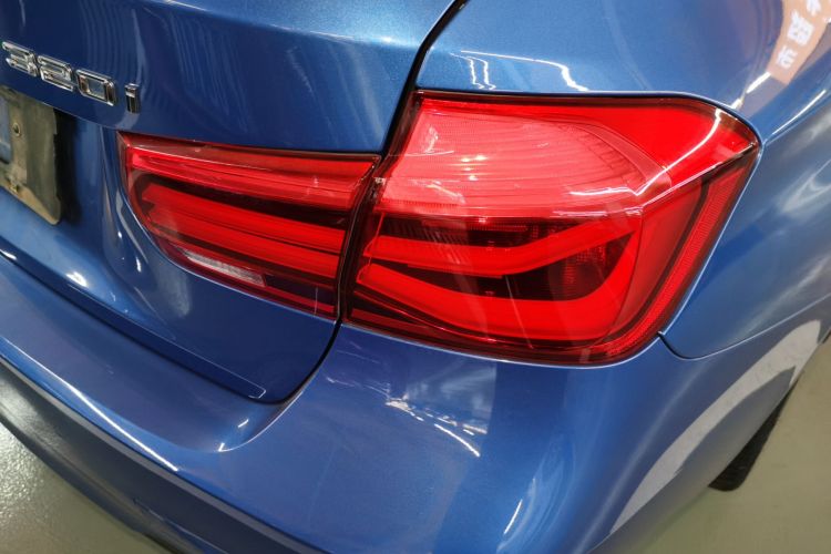 宝马3系 2017款 320i M运动型车身外观9