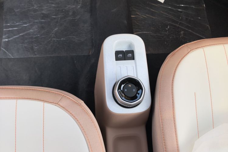 吉利银河 2024款 熊猫mini 200km 耐力熊中控内饰18