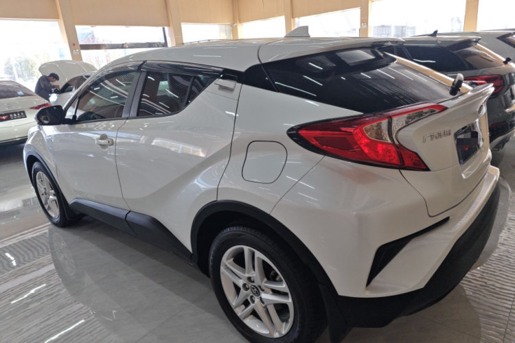 丰田C-HR 2022款 2.0L 舒适版车身外观4