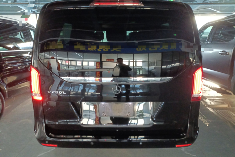 奔驰V级 2018款 V 260 L 尊贵加长版 国VI车身外观6