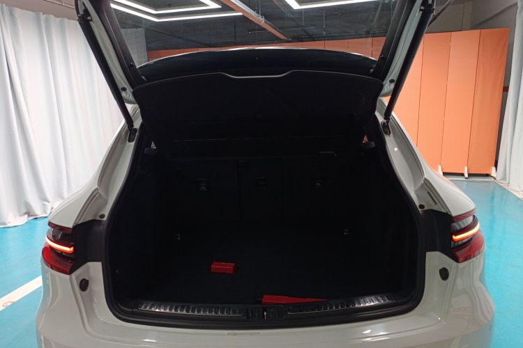 保时捷 2016款 Macan 2.0T机舱底盘23