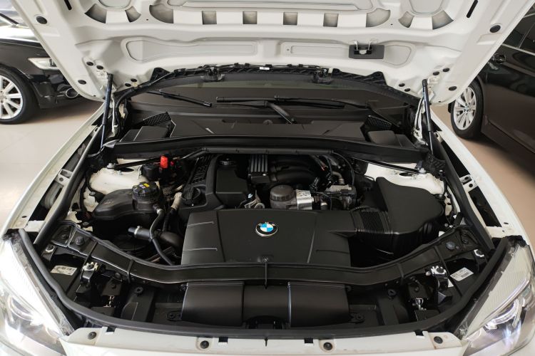 宝马X1 2013款 sDrive18i 领先型机舱底盘24